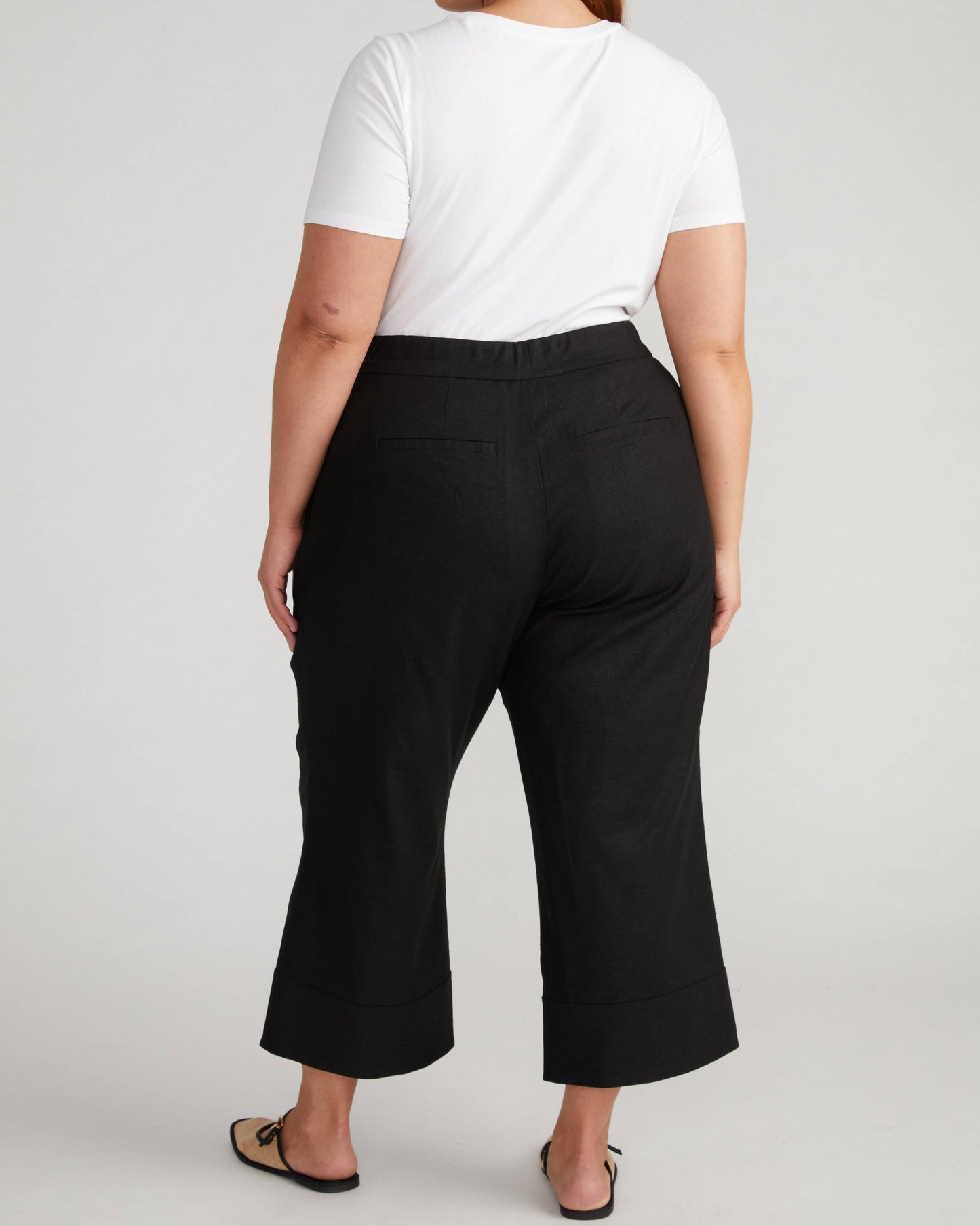 Courtyard Linen Capris in Black