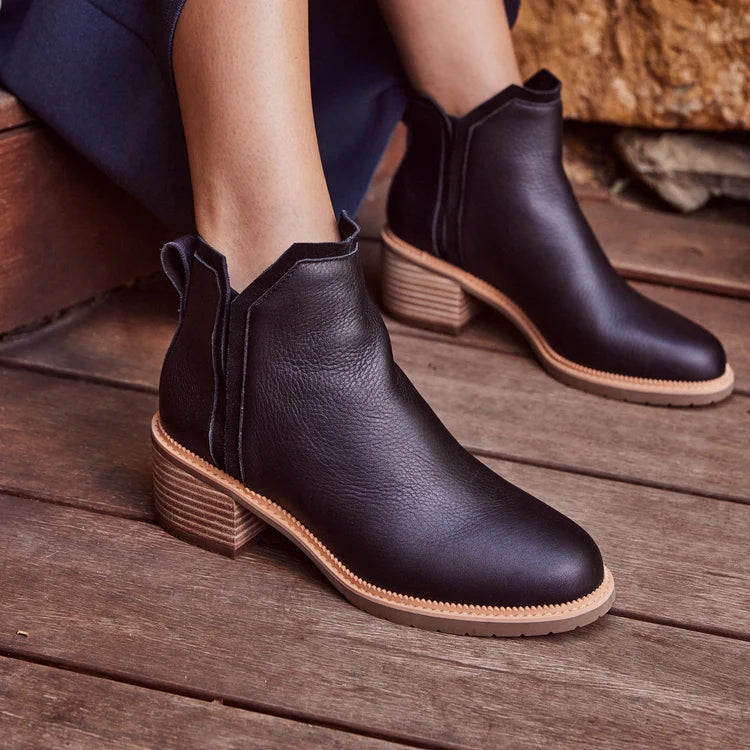 Hailey Heeled Boot in Black