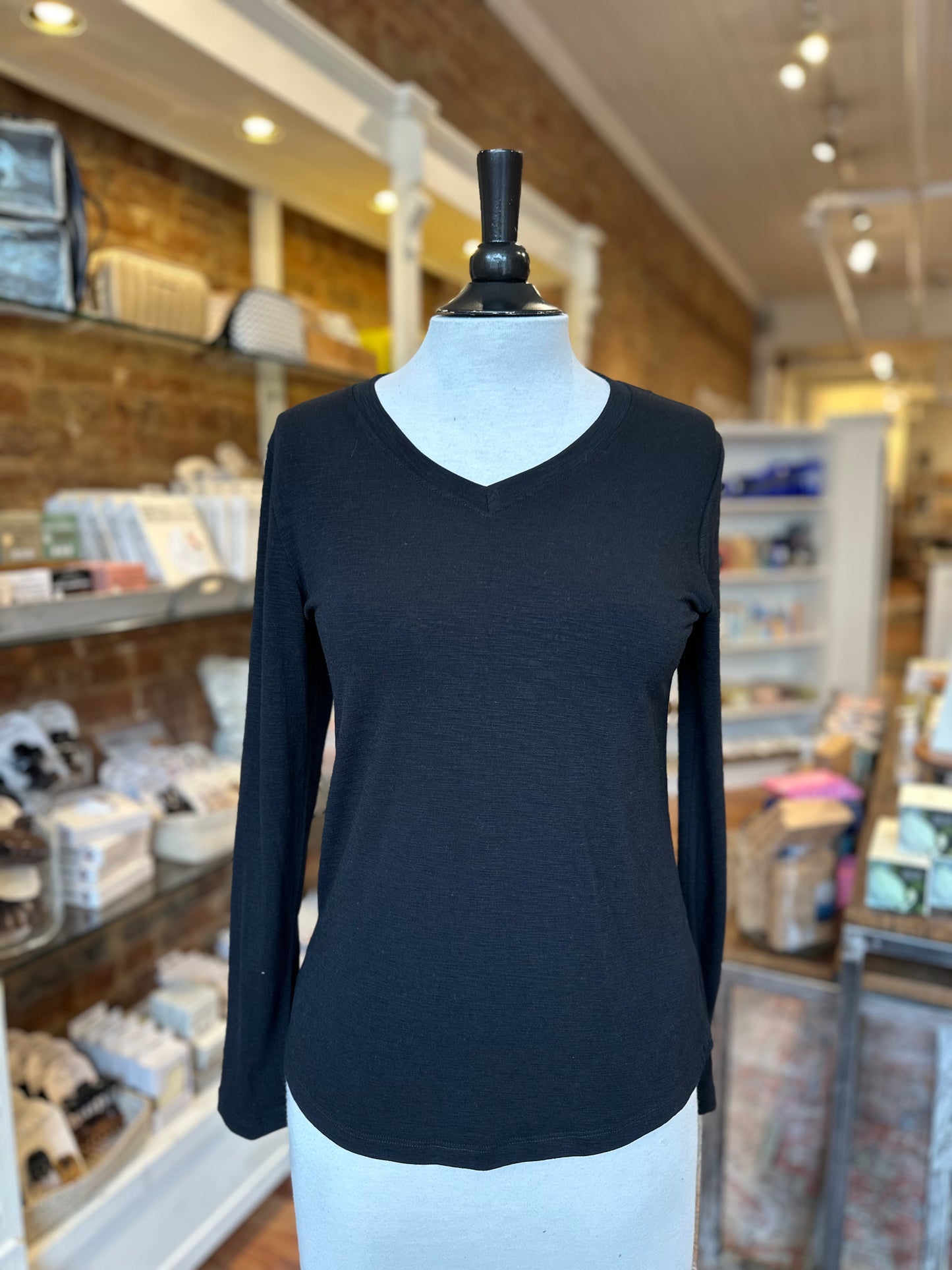 Long Sleeve V-Neck Tee in Black