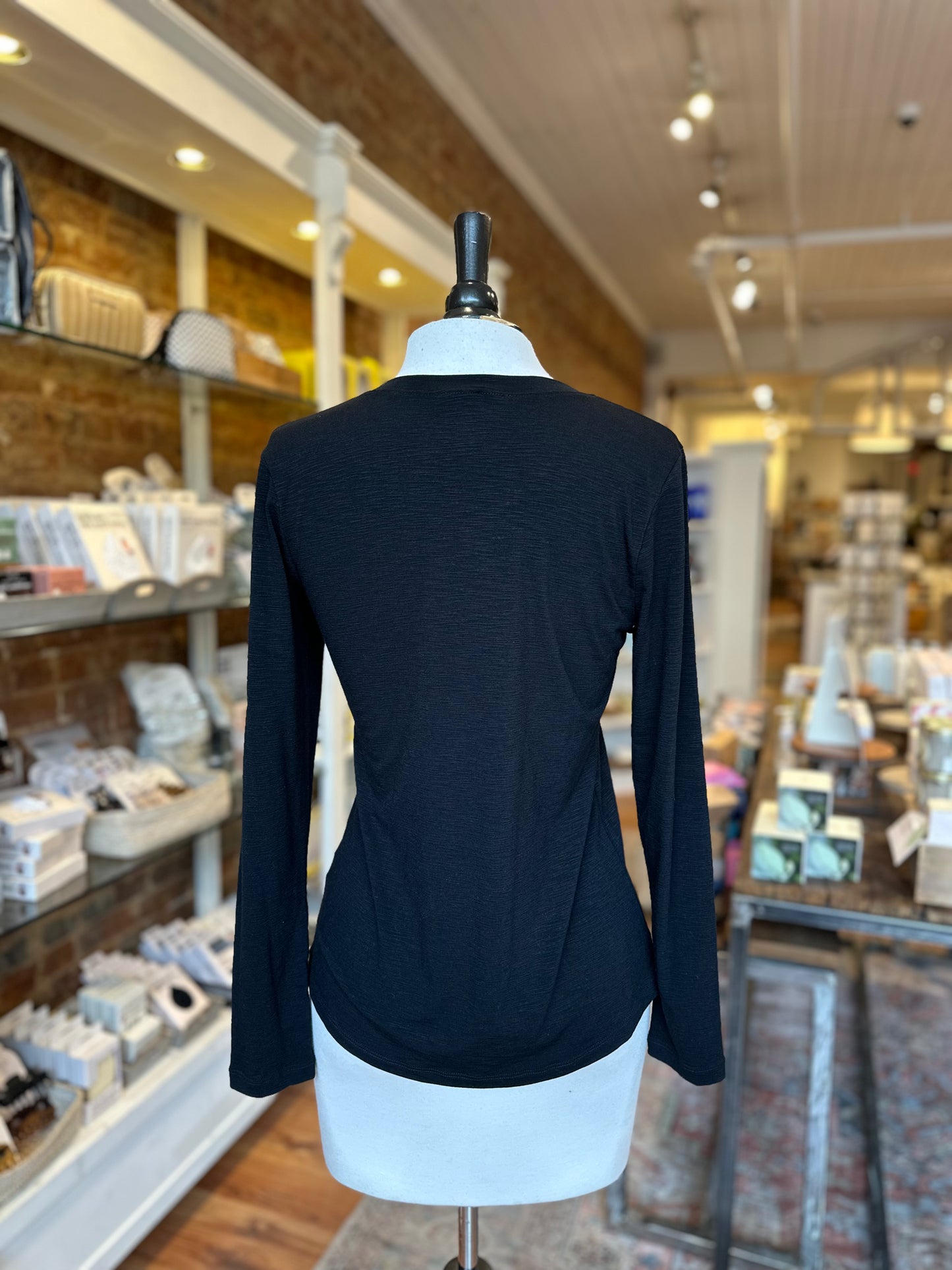 Long Sleeve V-Neck Tee in Black