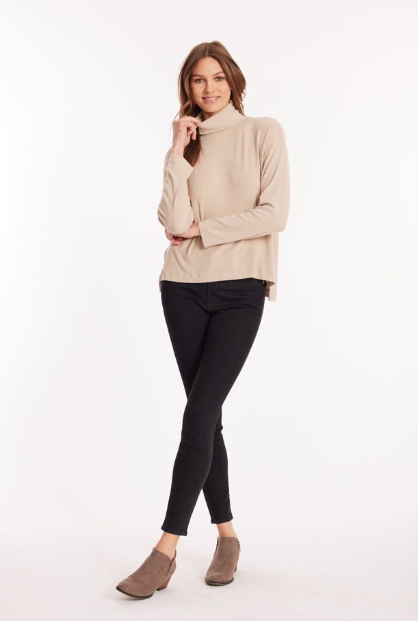 Turtleneck Pullover in Swiss Coffee