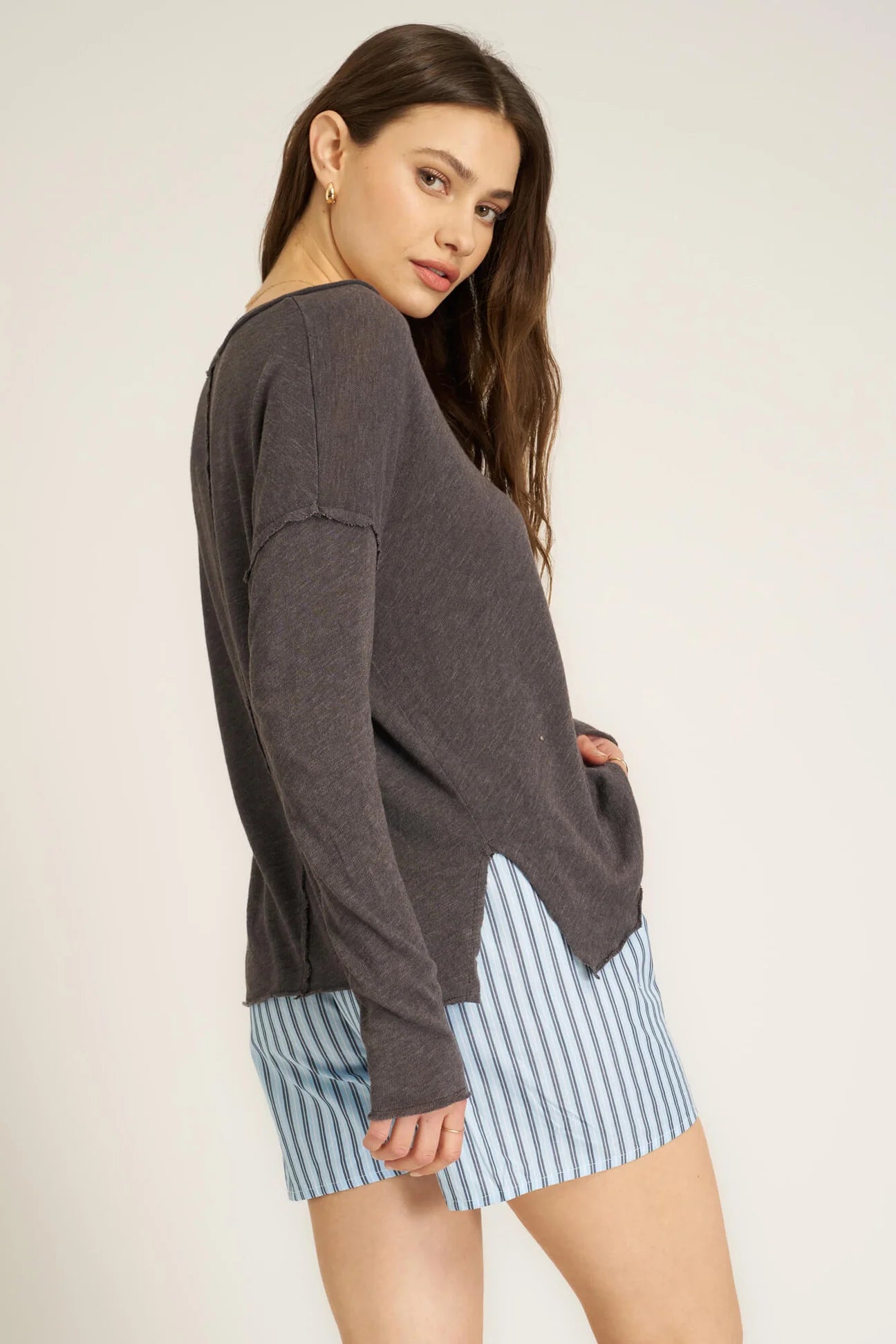 Mae Textured Relaxed V-Neck Long Sleeve in Charcoal